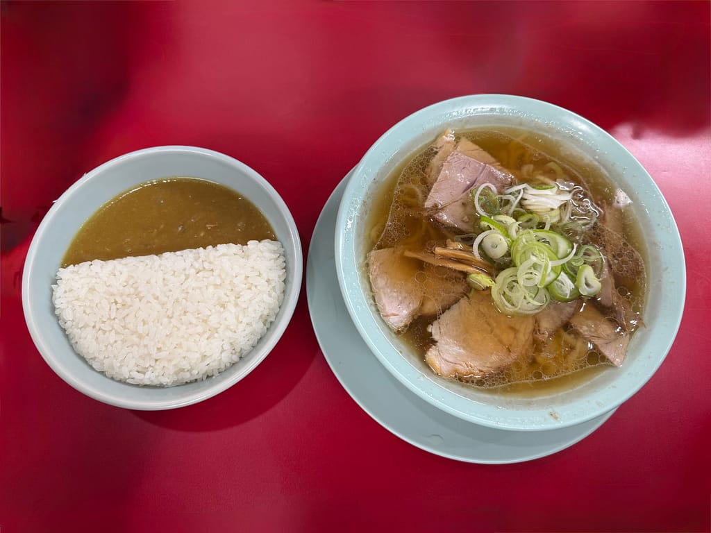 中華そば専門 邦ちゃん 新小岩店の中華そばとカレーを並べた比較写真。