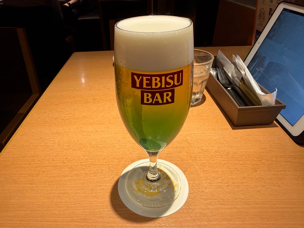 YEBISU BAR 上野の森さくらテラス店のビアカクテル「瀬戸内ブルー」
