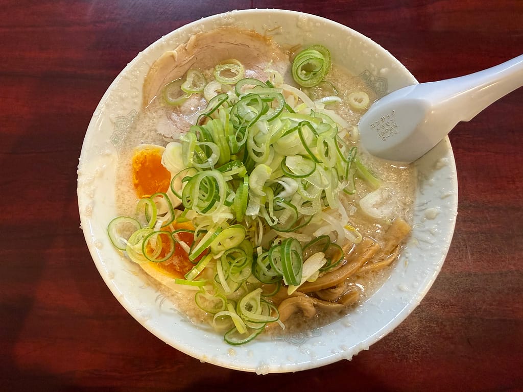 こってりらーめん なりたけ本八幡店のしょうゆ味玉子らーめん、背脂とネギがたっぷりの一杯。