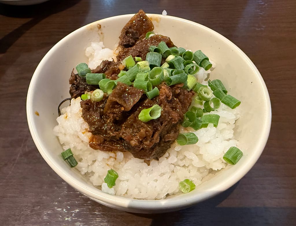 笹本為次郎商店のすじこんご飯。甘辛く煮込まれた牛すじとこんにゃくを白ご飯にのせたサイドメニュー