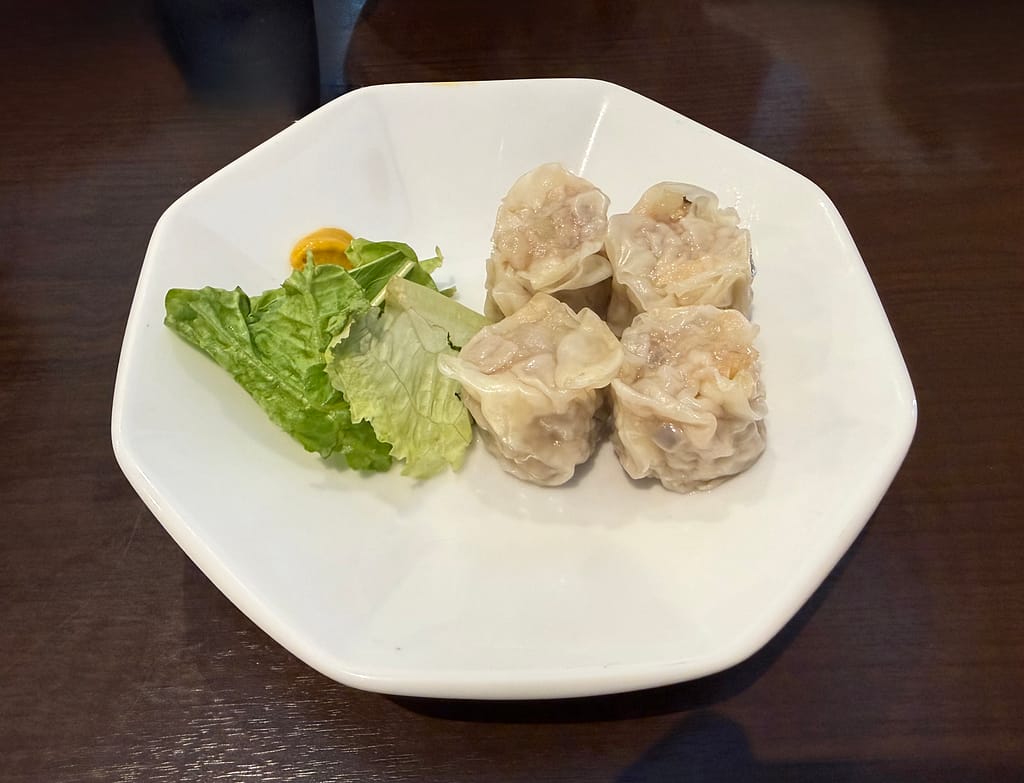 笹本為次郎商店の焼売(シュウマイ)。肉の旨味が詰まった蒸したての焼売4個