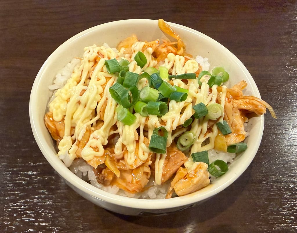 笹本為次郎商店のネギちゃあしゅう飯。刻みチャーシューにマヨネーズと青ネギがたっぷりかかり、濃厚な味付けが食欲をそそるサイドメニュー。