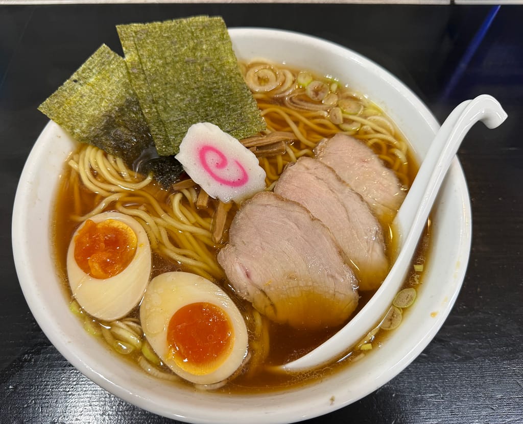 船橋の中華蕎麦きよしの特製中華そば。煮卵やチャーシュー、海苔がのった人気メニュー