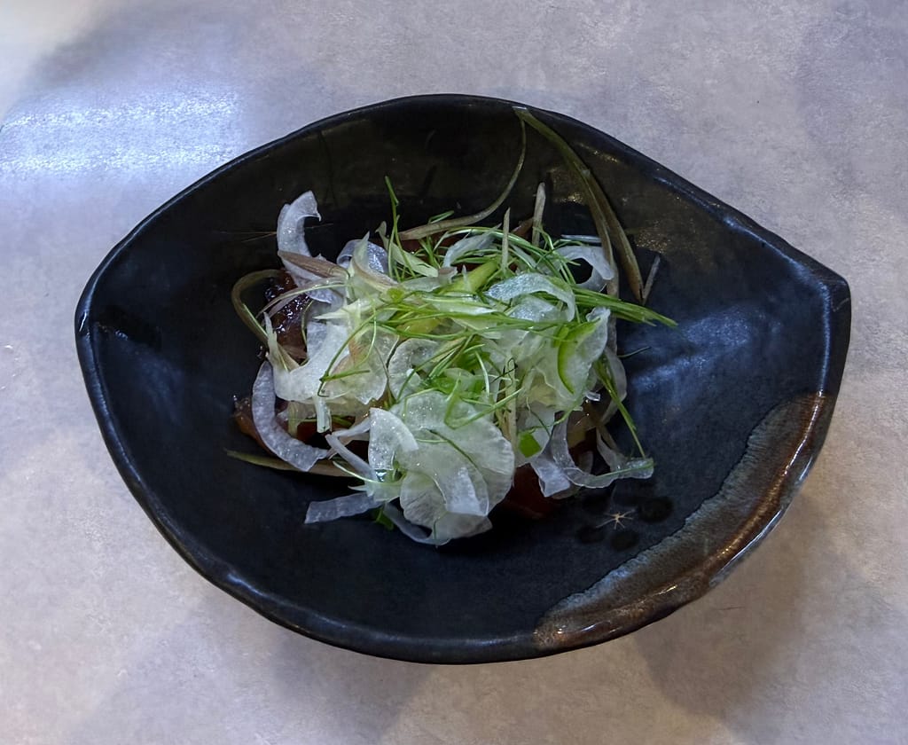 レインボー本八幡の「本日のおすすめ」で提供された生かつお漬け。たっぷりの漬けかつおに加え、芽ねぎ、ミョウガ、オニオンスライスなどの薬味が盛り付けられた、さっぱりと味わえる一品。