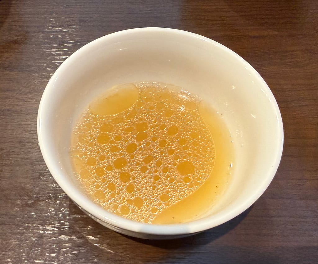 笹本為次郎商店の割スープ。濃厚なつけ麺スープを最後まで楽しむための黄金色のスープ