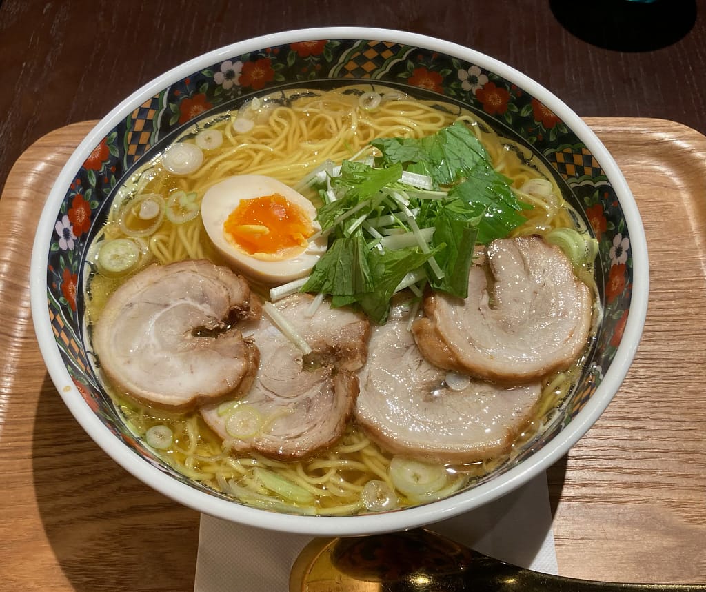 テルマー湯西麻布のチャーシューメン。チャーシュー、半熟味玉、水菜をのせた醤油ラーメン。