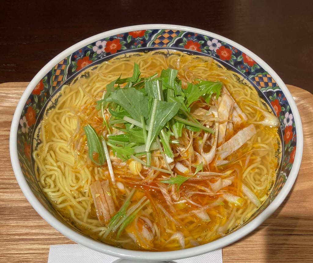 テルマー湯西麻布の辛ネギラーメン。細麺に辛ネギと水菜がのった醤油ベースのラーメン。