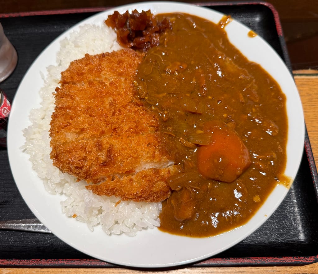 サウナ北欧のチキンカツカレー、サクサクのチキンカツに濃厚なカレールーとご飯がたっぷり盛られた一皿