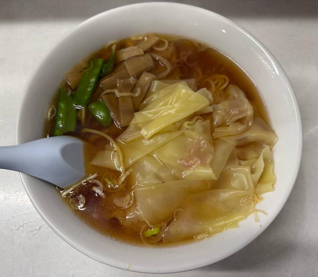珍々軒 上野 ワンタンメン つるりとしたワンタンと醤油スープの中華そば