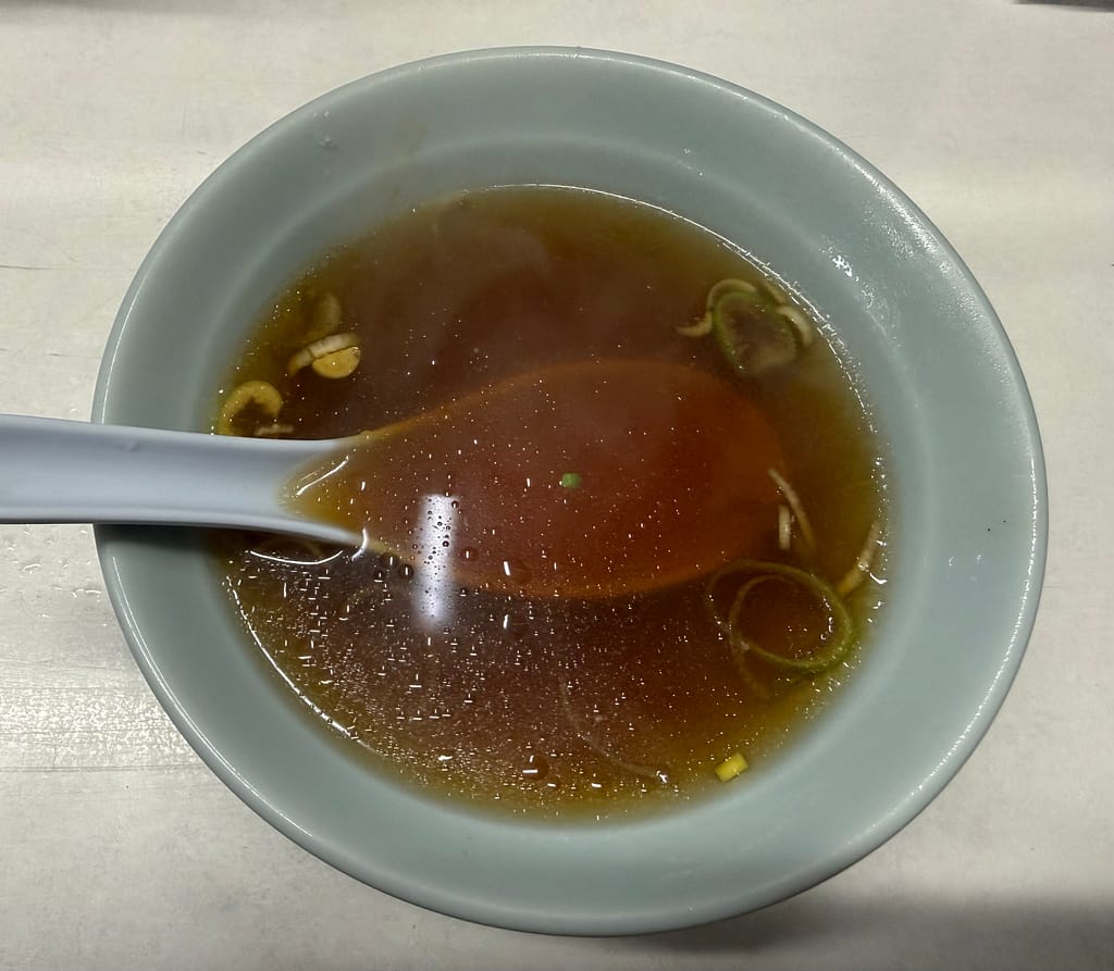 珍々軒のチャーハンを注文するとついてくるスープ。