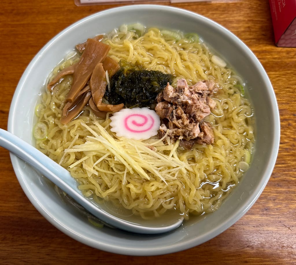 「温故知新の生姜ラーメン。澄んだ塩スープに細ちぢれ麺、針生姜、メンマ、ナルト、アオサ、刻みチャーシューが彩りよく盛り付けられた一杯。」