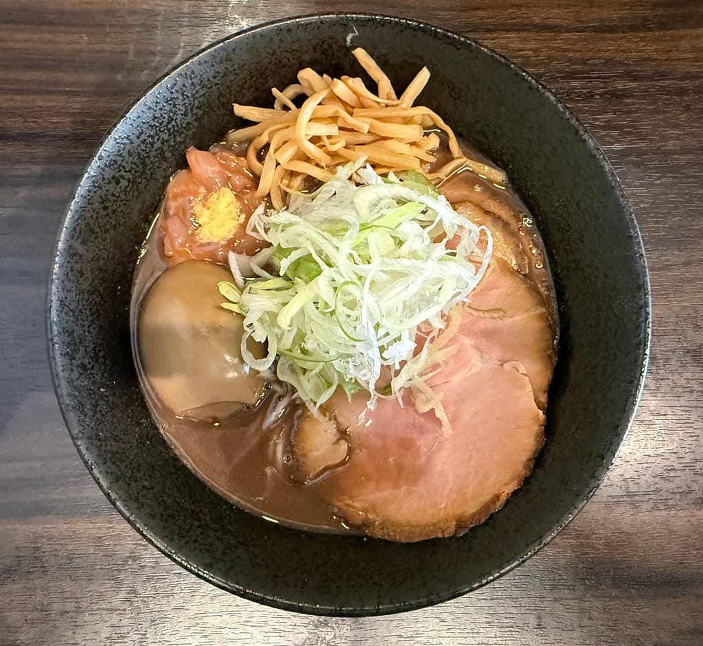 「錦糸町中華そば　さん式」の「イカと煮干しの中華そば（全部のせ）