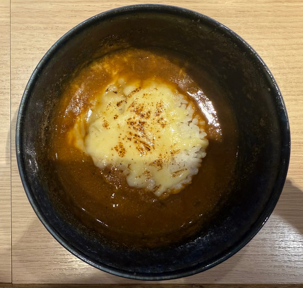 麺屋一燈のオマール海老のビスクつけ麺の締め料理、チーズビスクリゾット。濃厚な海老スープにご飯ととろけるチーズを加え、表面をバーナーで炙った一品。
