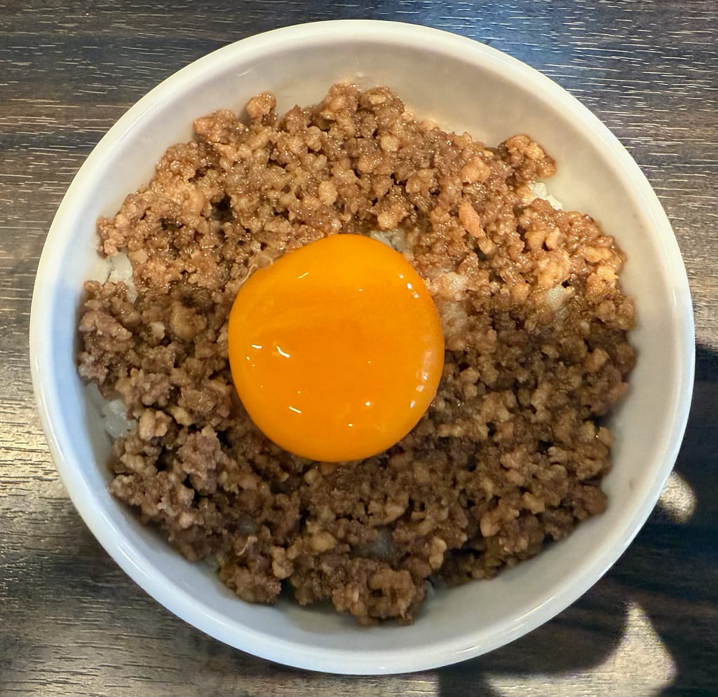 「錦糸町中華そば　さん式」の「卵黄そぼろ丼」