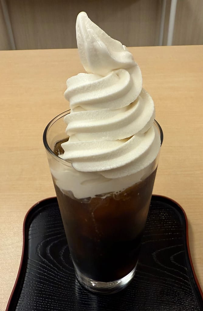 【コーヒーフロート】アイスコーヒーの上にソフトクリームをのせた冷たいデザートドリンク。ほろ苦いコーヒーと甘いバニラのコントラストが楽しめる一杯。