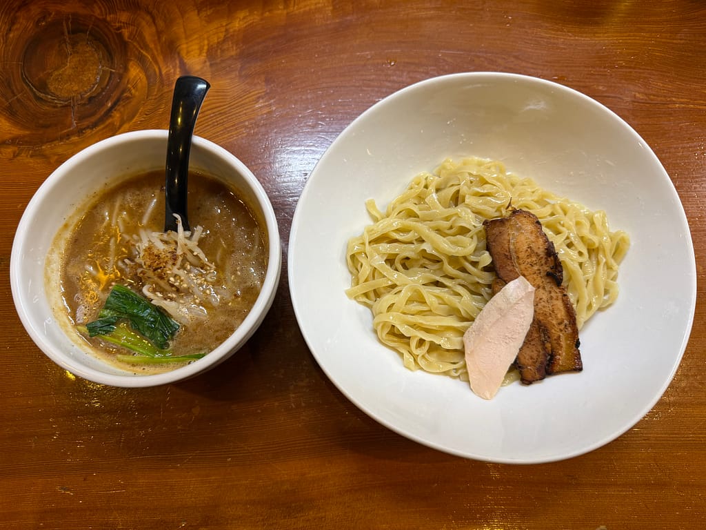 三代目麺処まるは極船橋店の濃厚鶏白湯味噌つけ麺|もちもち中太麺と味噌のコクが特徴のつけ麺