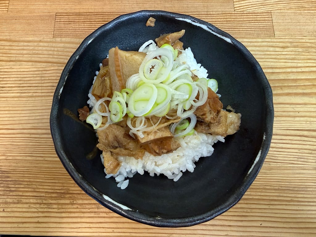 喜多方食堂 浅草本店のチャーシュー丼。柔らかいチャーシューとねぎがご飯にのった一杯。