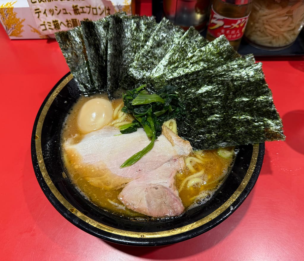 ラーメン環2家蒲田店のラーメン中盛(海苔増し・煮卵)。濃厚な家系スープと酒井製麺の中太麺が特徴の一杯