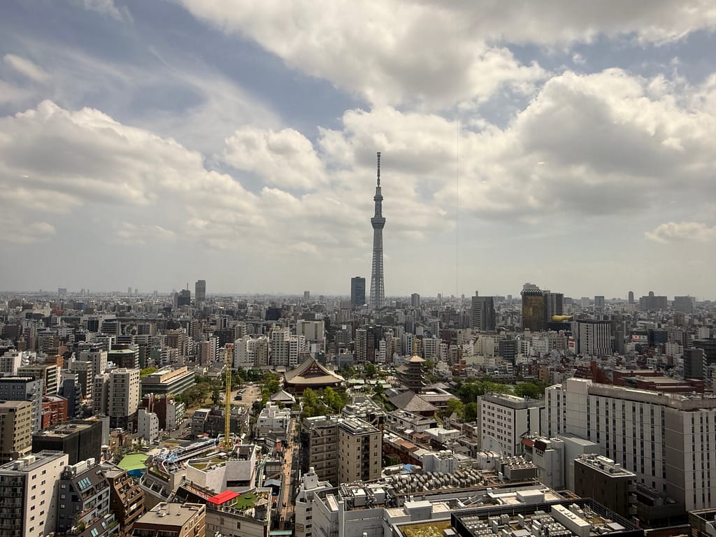 「浅草ビューホテルから見た東京スカイツリーと浅草の街並み。浅草寺周辺まで一望できる絶景」