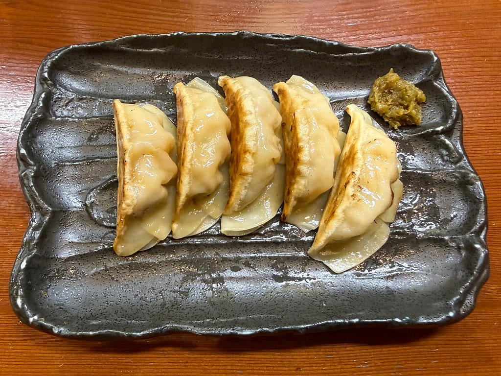三代目麺処まるは極船橋店の餃子|ビールに合う焼き餃子と柚子胡椒