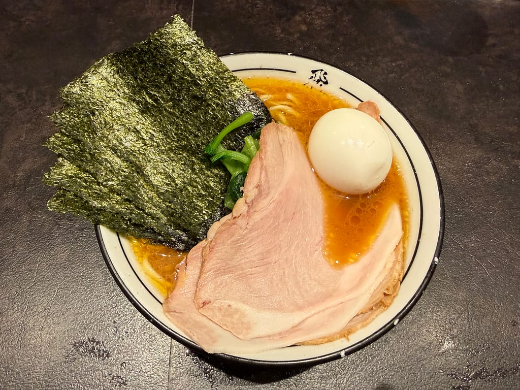 東京都大田区蒲田の人気ラーメン店「らーめん飛粋 蒲田本店」の特製らーめん。濃厚な豚骨醤油スープに、大判のチャーシュー、味玉、ほうれん草、たっぷりの海苔が盛り付けられた一杯。
